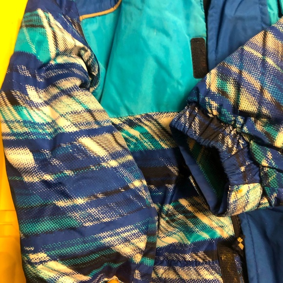 Oshkosh Grow with me snow suit size 2-3T - Picture 3 of 5